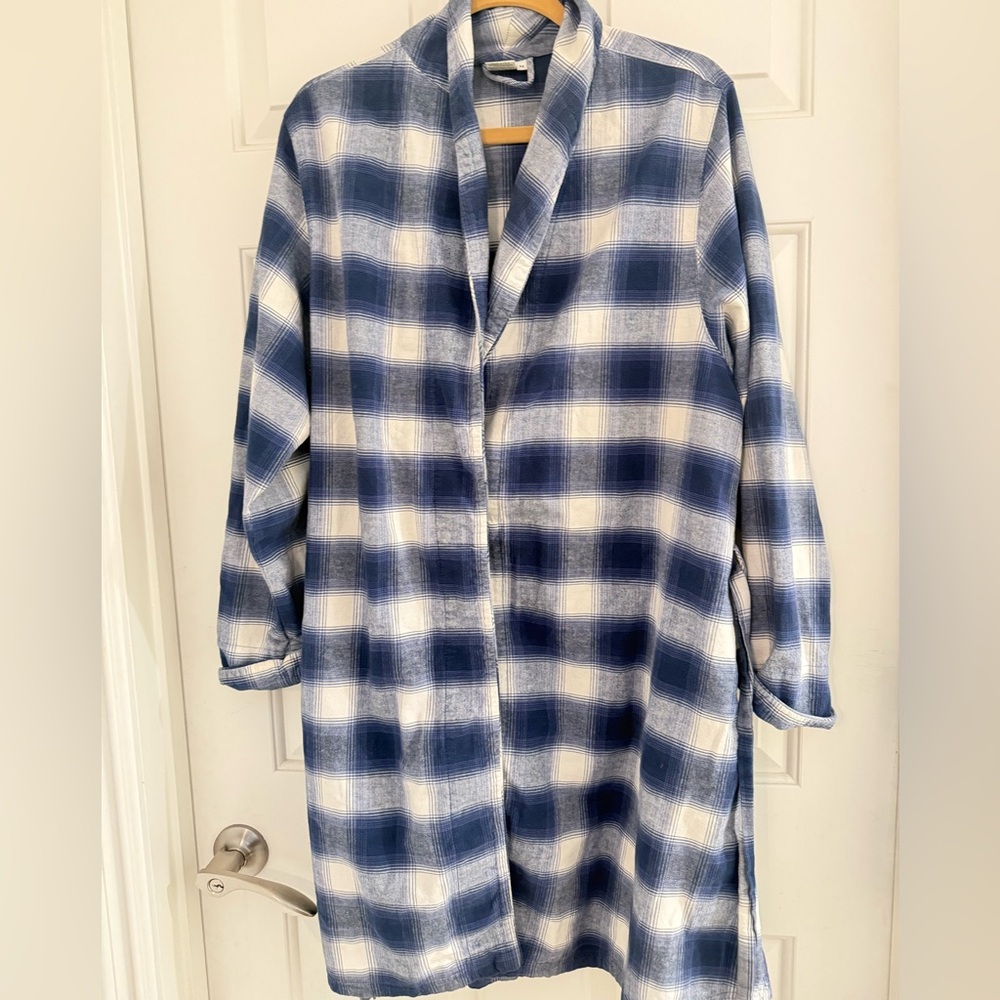 Garnet Hill Blue and White buffalo plaid Cotton soft Robe Medium pockets - Picture 2 of 8
